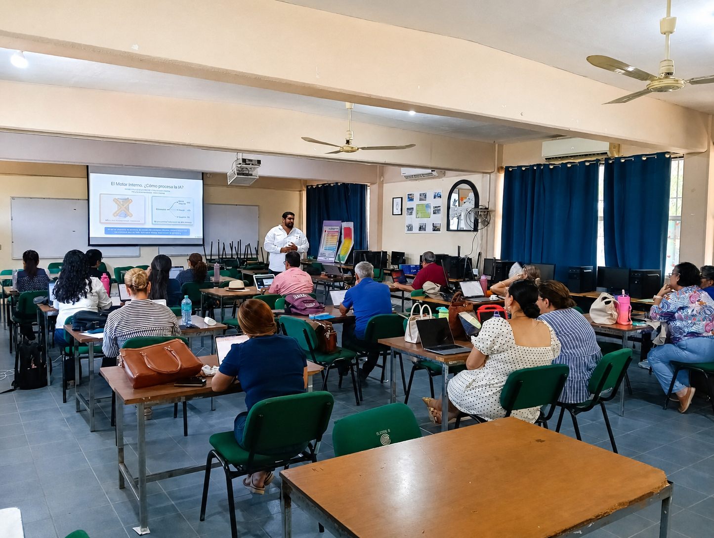 Participantes en una sesión presencial sobre inteligencia artificial
