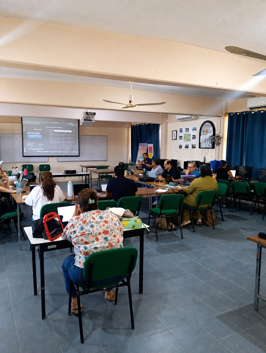 Equipo trabajando con computadoras durante un taller